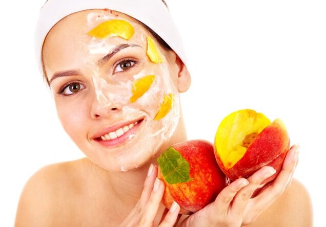 Le masque aux fruits est un excellent moyen de blanchir, nourrir et rajeunir la peau du visage. 