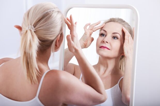 La femme a remarqué des changements liés à l'âge dans la peau du visage